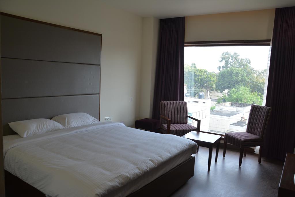 Green Hotel & Restaurant Pathankot Room photo